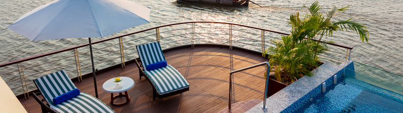 How many decks does the Victoria Mekong have?