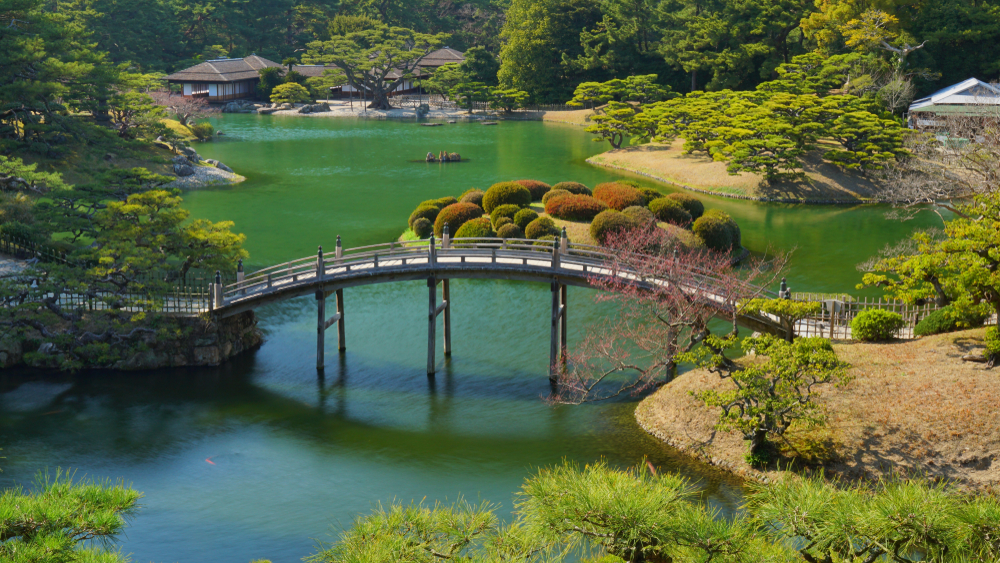 Explore the beauty of Ritsurin Garden
